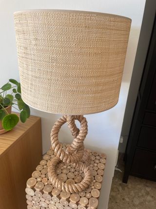 Lámpara de mesa cuerda y pantalla grande