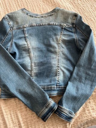 Chaqueta vaquera con perlas