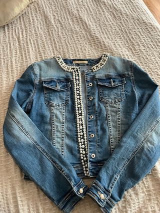 Chaqueta vaquera con perlas
