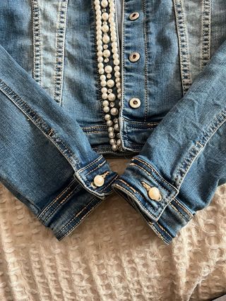 Chaqueta vaquera con perlas