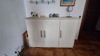 Armario blanco pequeño y cómoda