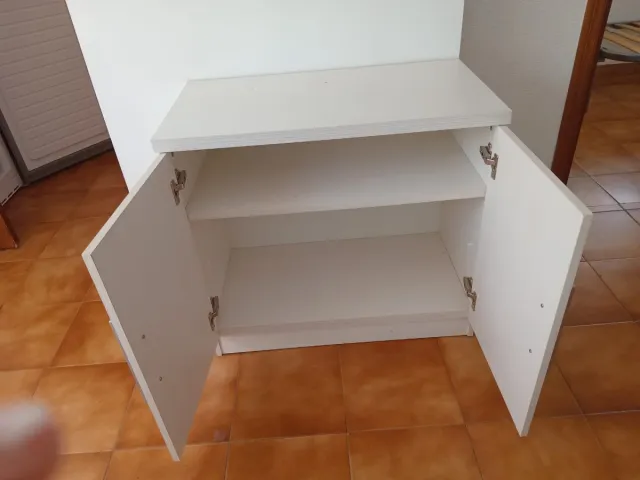 Armario blanco pequeño y cómoda