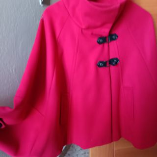 Abrigo capa roja invierno
