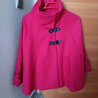 Abrigo capa roja invierno