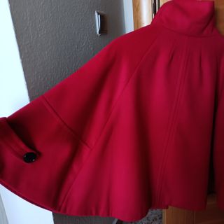 Abrigo capa roja invierno