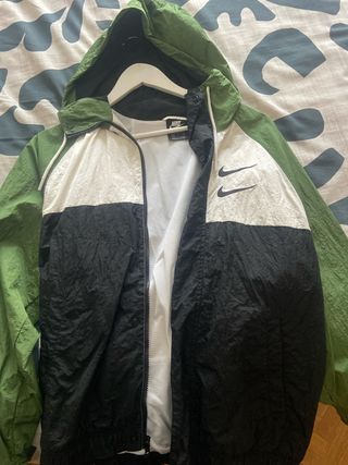 Chaqueta Nike con capucha verde y negra