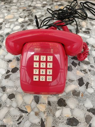 Teléfono rojo antiguo