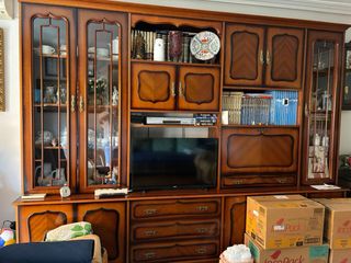 Mueble de salón de madera y cristal