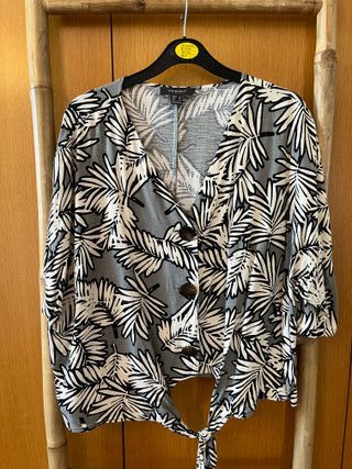 Blusa hojas gris y blanco