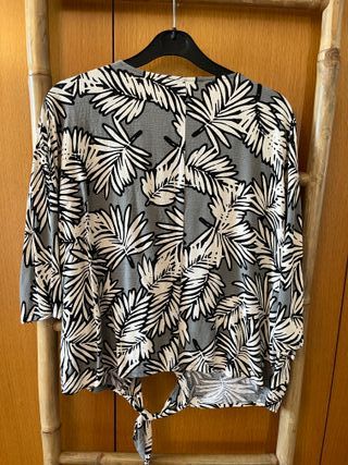 Blusa hojas gris y blanco