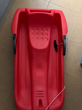 Trineo de nieve rojo
