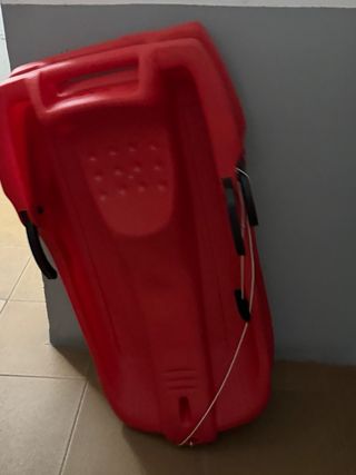 Trineo de nieve rojo
