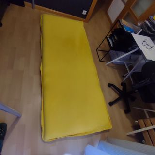 Sillón cama amarillo de tela