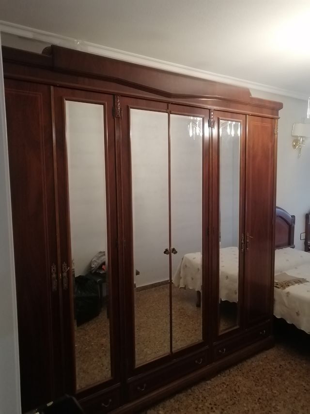 Dormitorio: 2 cabezales de 90 y mesilla