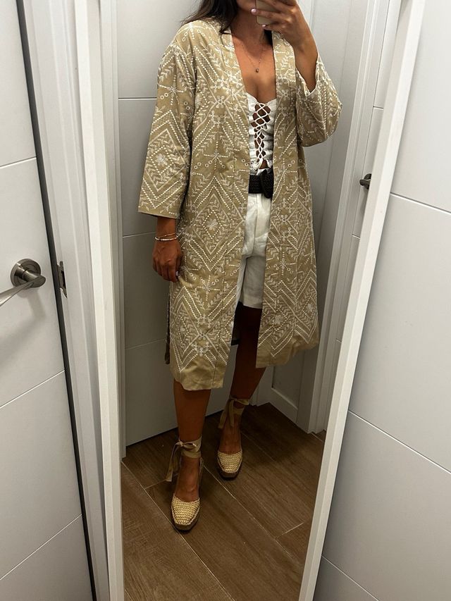 Kimono Zara beige y blanco talla M