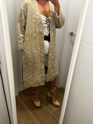 Kimono Zara beige y blanco talla M