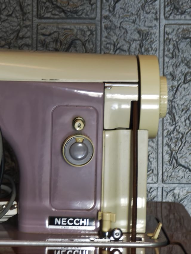 Macchina da cucire Necchi con mobile e pedale