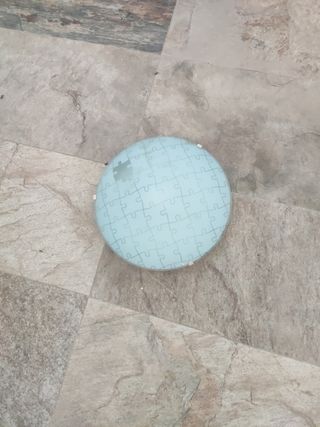 Plafón de cristal azul con diseño de puzzle