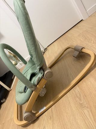 Mecedora de bebé de madera y tela