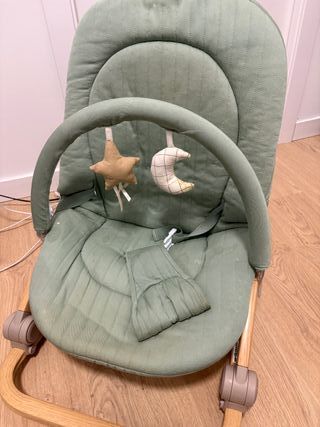 Mecedora de bebé de madera y tela