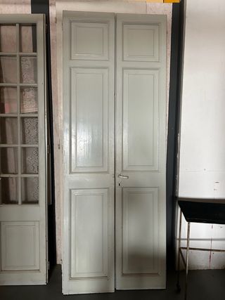 Puertas antiguas de madera con cristales