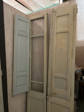 Puertas antiguas de madera con cristales