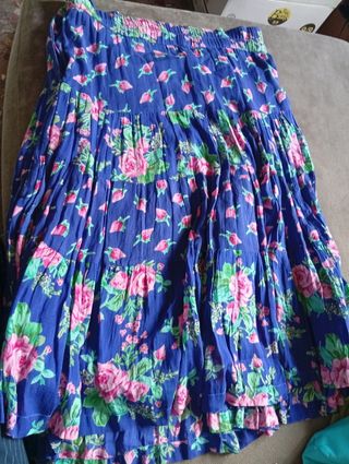 Falda larga azul con flores rosas