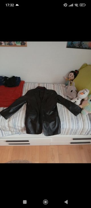 Americana de cuero negra