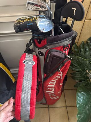 Saco de golf con palos Callaway y Titleist