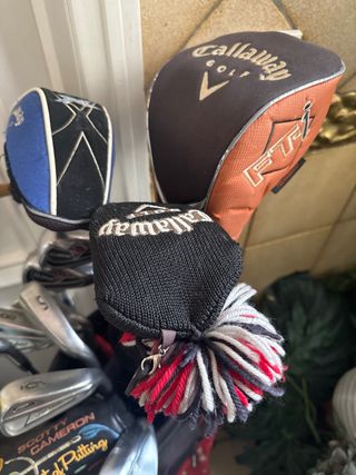 Saco de golf con palos Callaway y Titleist