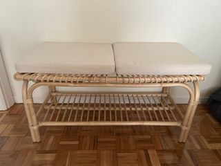 Banco de ratán con cojines beige