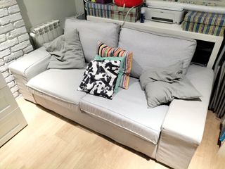 Sofá 2 plazas Ikea Kivik tela gris claro