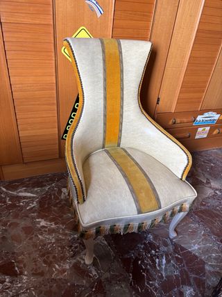 Sillón tapizado beige y amarillo