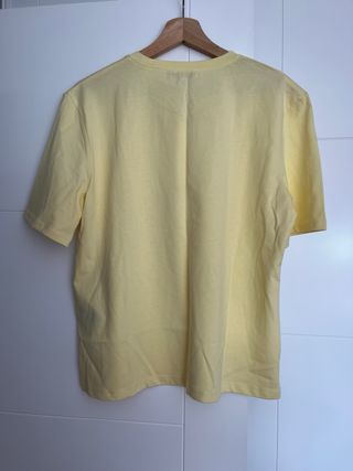 Camiseta amarilla flor