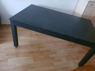 Mesa de comedor negra de madera
