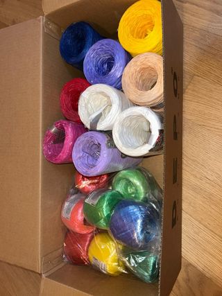 Rotoli di rafia colorata