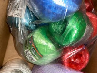 Rotoli di rafia colorata