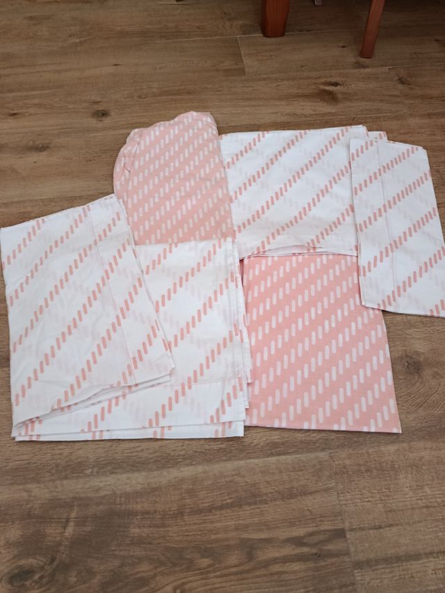 Juego de sábanas naranja y blanco