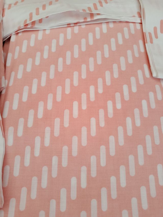 Juego de sábanas naranja y blanco