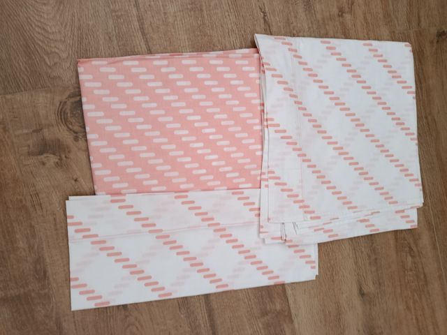 Juego de sábanas naranja y blanco