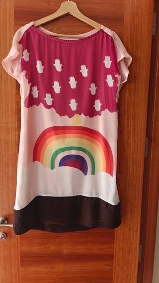 Vestido estampado arcoíris y manos de Fátima