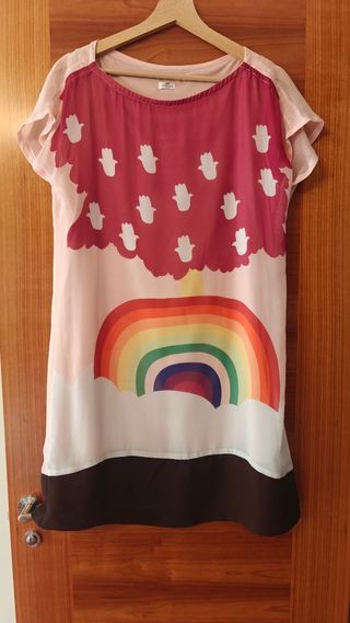 Vestido estampado arcoíris y manos de Fátima
