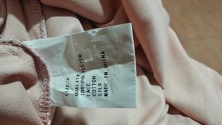Vestido estampado arcoíris y manos de Fátima