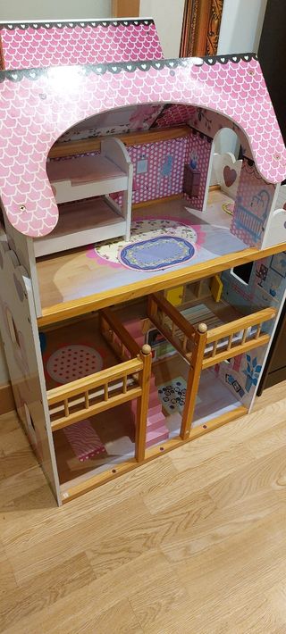 Casa de muñecas de madera