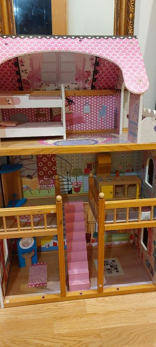 Casa de muñecas de madera