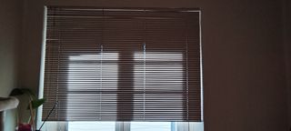 Persiana veneciana de aluminio color crema