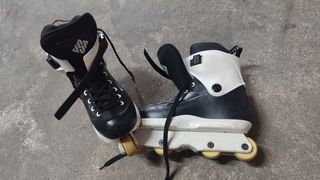 Patines agresivos negros y blancos