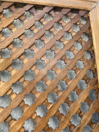 Biombo de madera con celosía