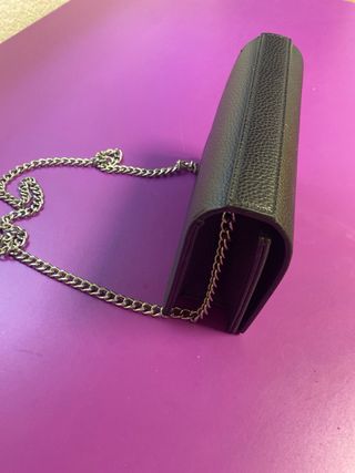 Bolso negro con cadena del Pull and Bear