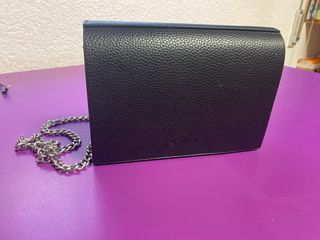 Bolso negro con cadena del Pull and Bear